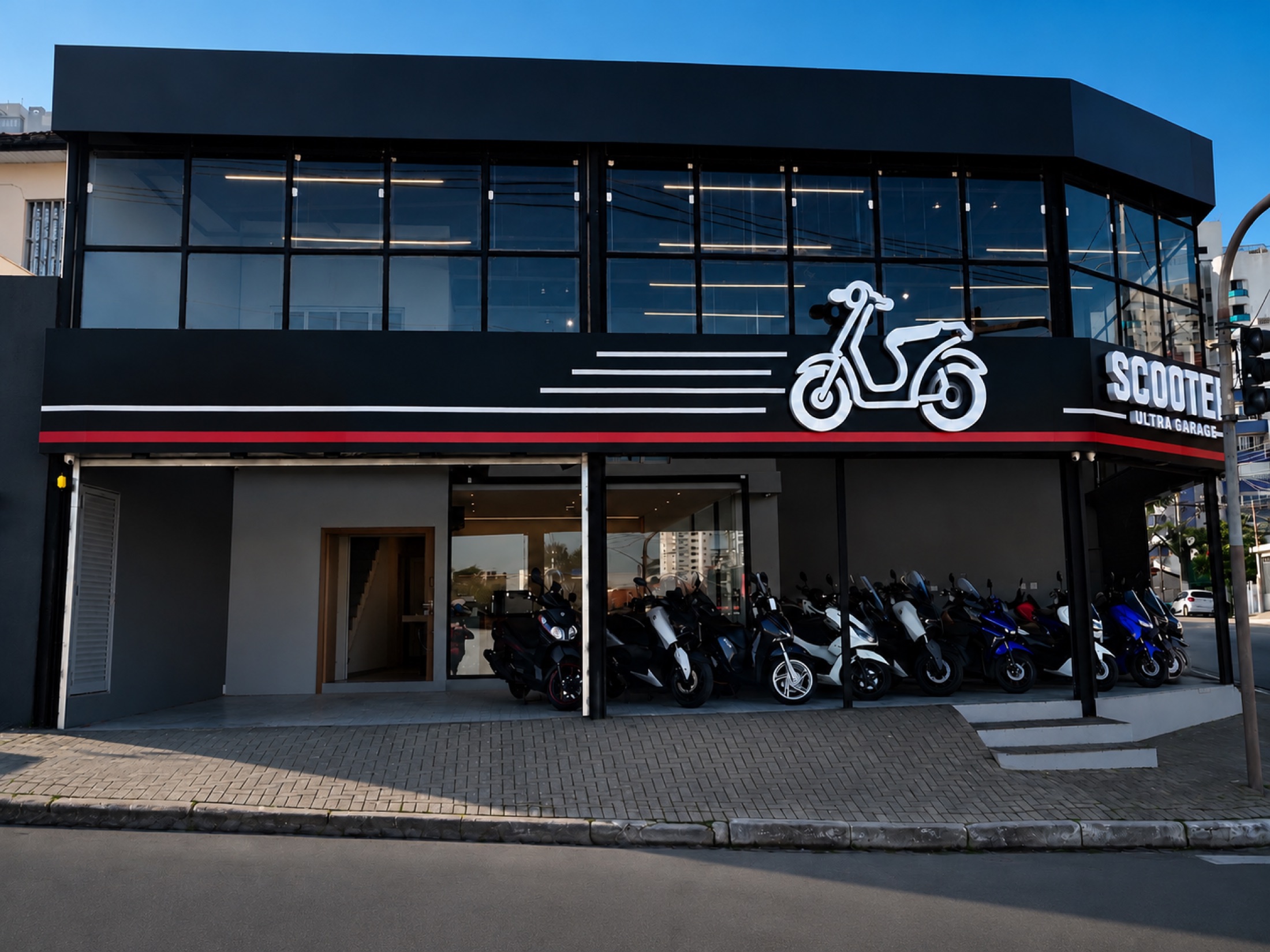 Frente da Ultra Scooter Garage com as scooters no pátio